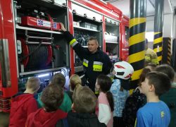 Klasa czwarta na zajęciach z pierwszej pomocy i obsługi AED