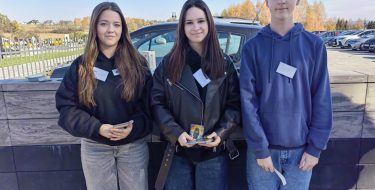 Uczniowie szkoły kwestowali na cmentarzu w Mogielnicy na rzecz Rzeszowskiego Towarzystwa Pomocy im. św. Brata Alberta