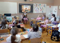 Głośne czytanie łączy pokolenia uczni&oacute;w