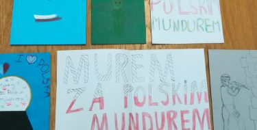 Nasi uczniowie włączyli się w&nbsp;ogólnopolską akcję „Murem za&nbsp;Polskim Mundurem”