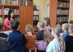 Uczniowie klasy pierwszej z wizytą w bibliotece