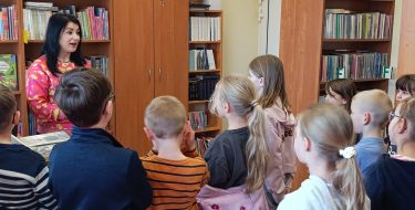 Uczniowie klasy pierwszej z wizytą w bibliotece