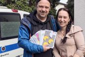 „Pomagając innym, pomagasz i sobie” – kartki świąteczne dla Weroniki Świder