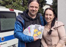 „Pomagając innym, pomagasz i sobie” – kartki świąteczne dla Weroniki Świder