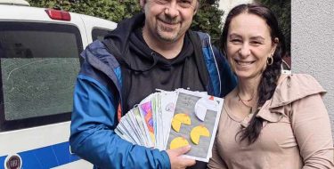 „Pomagając innym, pomagasz i sobie” – kartki świąteczne dla Weroniki Świder