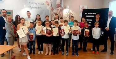 „W świecie poezji i pieśni Karola Wojtyły” – VI Gminny Konkurs Recytatorski